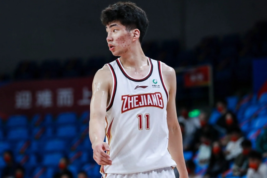 中国球员在国际篮球赛中崭露头角