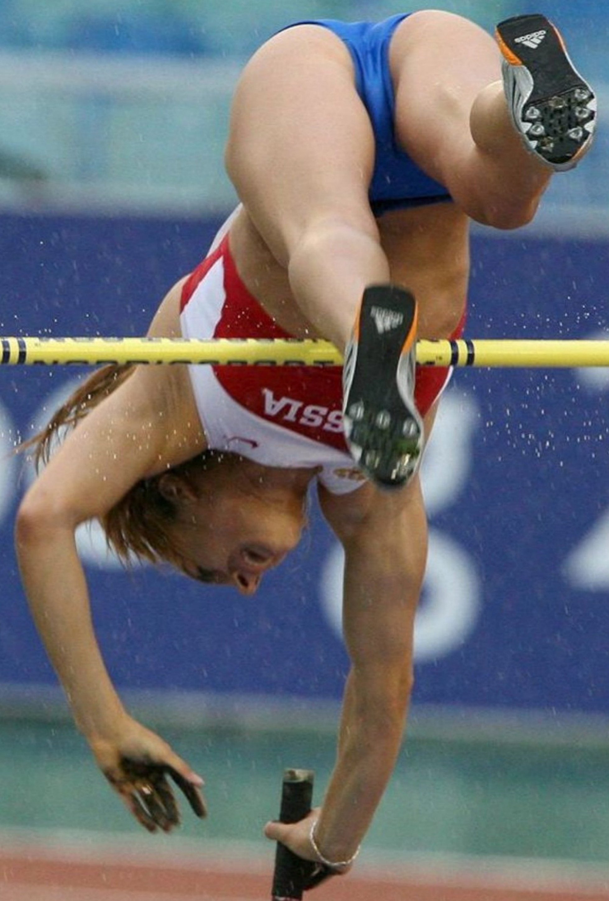 加拿大选手刷新撑杆跳世界纪录