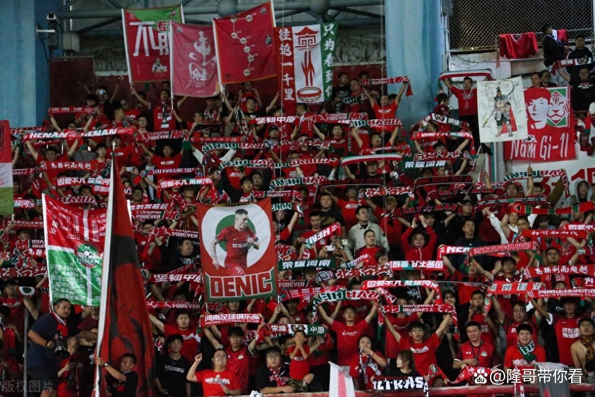 比赛现场氛围火爆!球迷激情助威! 比赛现场氛围火爆!球迷激情助威!