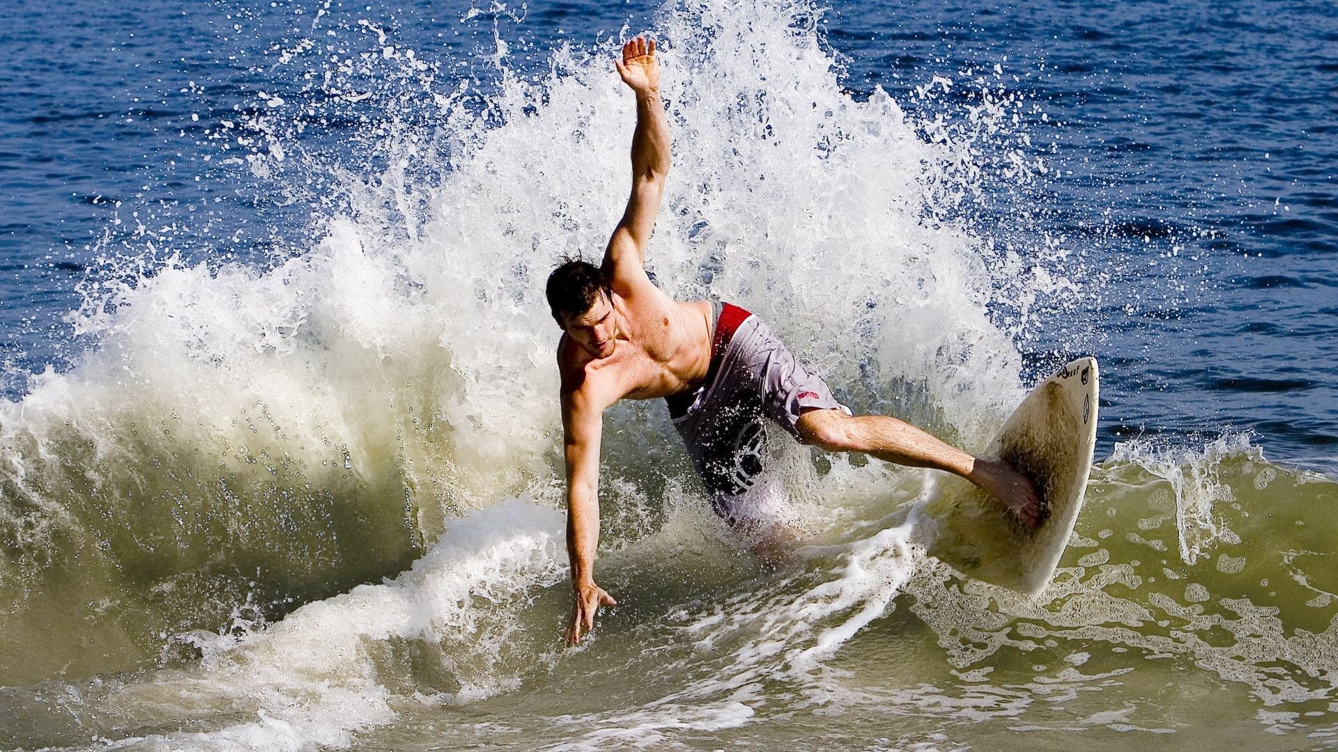 赛道上的逆袭，雷诺车队力克红牛，维斯塔潘带队取胜